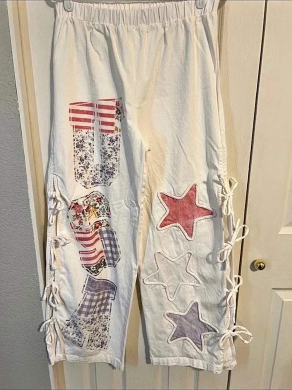 Peach Love Graphic Star Side-Lace Jogger Pants in White & Red